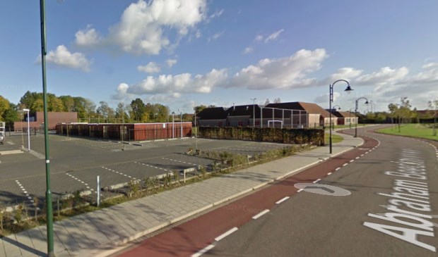 Knulst wil dat het gebied dat onder het Masterplan Tholen valt, rookvrij wordt. Daar horen het Westerpoortcollege, Meulviet, de (eventuele) toekomstige speeltuin, het zwembad en sportvelden van Tholense Boys bij. (Foto: Google Maps.)