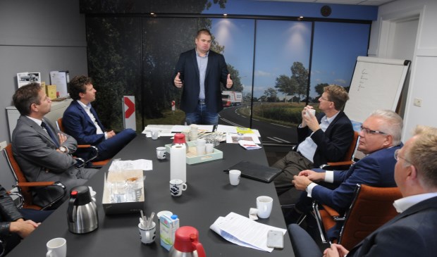 Edwin Geuze geeft uitleg aan de jury.