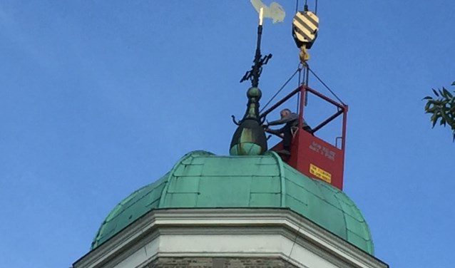 De haan is terug op de toren van de kerk.
