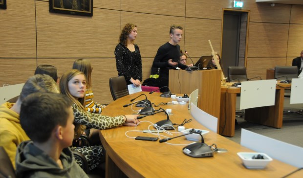 Derdeklassers van het Calvijn College in de raadzaal van het gemeentehuis.