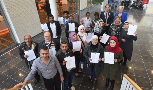 Een gedeelte van de ondertekenaars samen met locoburgemeester Peter Hoek, Sylvia Rook en Hilde Wielaard van Vluchtelingenhulp Tholen.