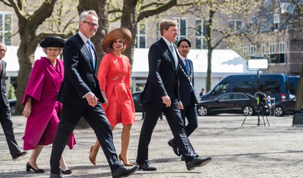 De koning, koningin, prinses Beatrix (links), commissaris van de koning Han Polman (tweede van links) en de burgemeester van Middelburg (uiterst rechts). Slechts gedeeltelijk zichtbaar is Jack Asselbergs. De foto is in 2016 genomen bij de uitreiking van de Four Freedoms Awards.