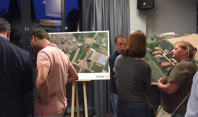 Omwonenden bespreken het plan voor migrantenhuisvesting met de initiatiefnemers.