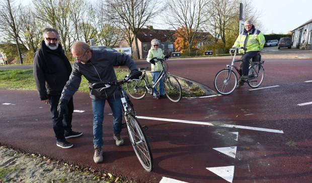 Jan Oudesluijs (links) met enkele toevallige voorbijgangers.
