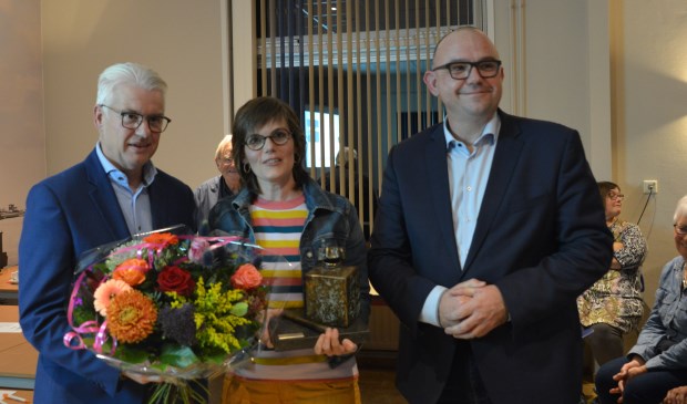 Louise van Gorsel kreeg de wisseltrofee uit handen van wethouder Frank Hommel. Rechts staat presentator Jaap Hage.