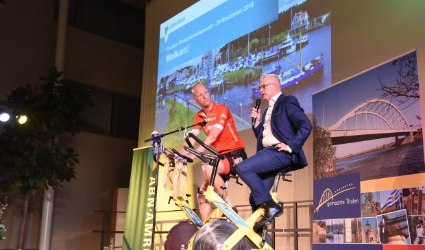 Wethouder Frank Hommel en dagvoorzitter Bas ter Stege (links) openen de ondernemersavond.