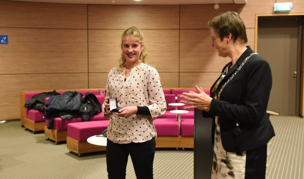 Olga van Vossen en burgemeester Ger van de Velde.