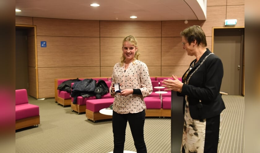 Olga van Vossen en burgemeester Ger van de Velde.