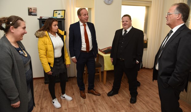 Kees van der Staaij met rechts van hem Rinie Servaas en locatiemanager Huib Dorst. Links van Van der Staaij zijn dochter Camilla en Jacolien Smits.