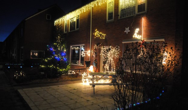In de William Boothstraat in Sint-Maartensdijk zijn twee huizen naast elkaar verlicht.
