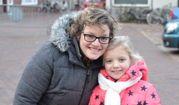 Annemiek Aarnoudse en haar dochter.