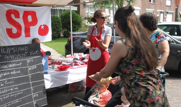 De stand van de SP op de laatste braderie in Sint Philipsland.