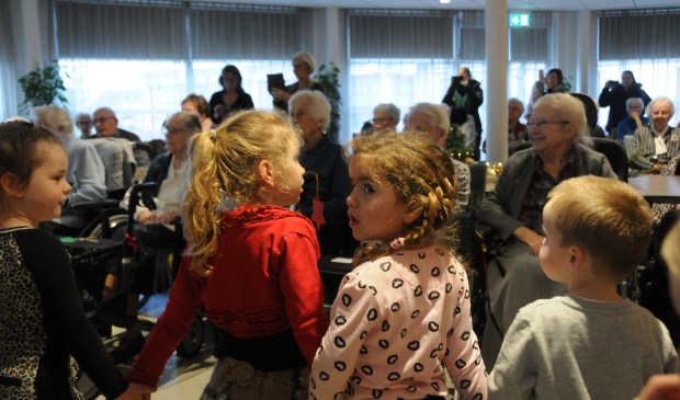 Kleuters van de Eben Haëzer zingen in Ten Anker.