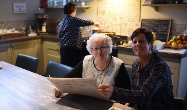 Tannie Ridderhof (midden) en Elly Fase, begeleidster in dagbesteding An de Koaie.