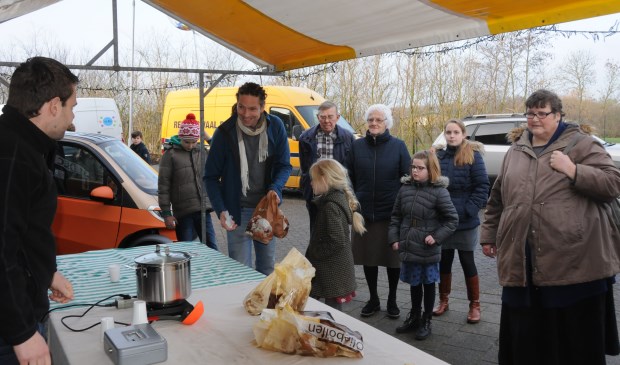 De Oranjevereniging Scherpenisse verkoopt oliebollen.