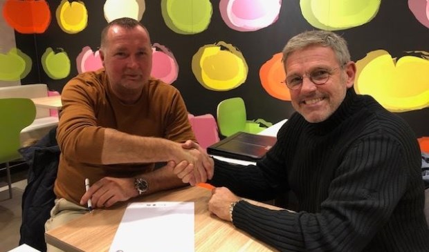 Links Kees de Rooij, rechts voorzitter Martin Tilman. Foto: Tholense Boys.