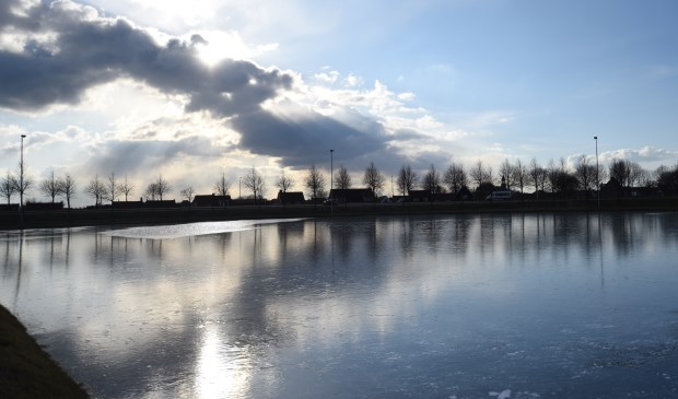 Vrijwilligers van de ijsclub in Sint-Annaland kijken donderdagavond of ze nog open op vrijdag. Daarna zet de dooi in.