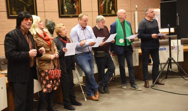(v.l.n.r.) Kootje en Lena, Gré Boelhouwers (VVD), Chris Koopman (SGP), George de Leeuw (ABT), Rob Duijm (CDA), Han van ’t Hof (ABT).