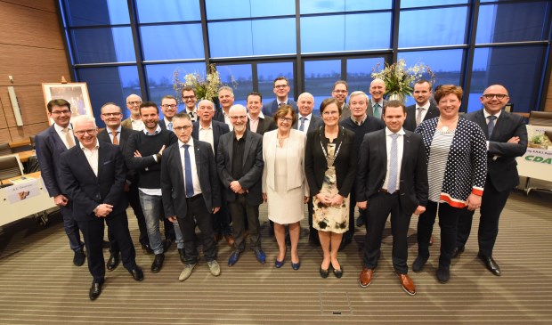 De raadsleden met in het midden burgemeester Ger van de Velde en griffier Wilma Antes.