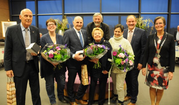 De zeven raadsleden waarvan afscheid werd genomen.