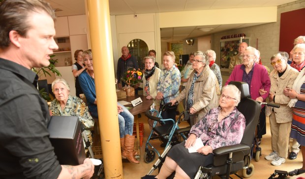 Links kunstenaar Iwaz die samen met de bewoners de Kunstroute in Ten Anker opende.
