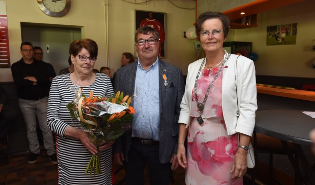 Piet Lisseveld en zijn vrouw Gerda met burgemeester Ger van de Velde.