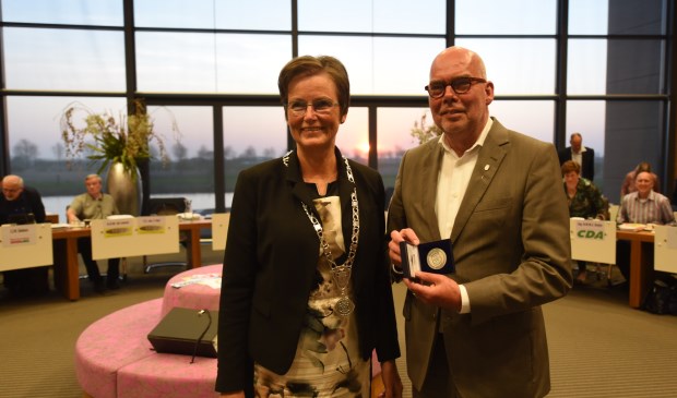 Links burgemeester Ger van de Velde, rechts scheidend wethouder Kees van Dis.