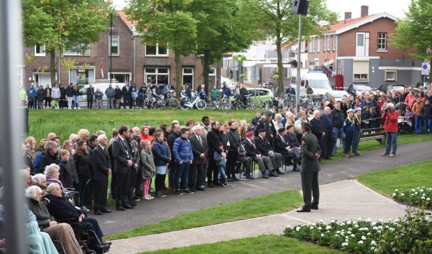 Vele inwoners van de gemeente komen jaarlijks naar Tholen om samen twee minuten stil te zijn.