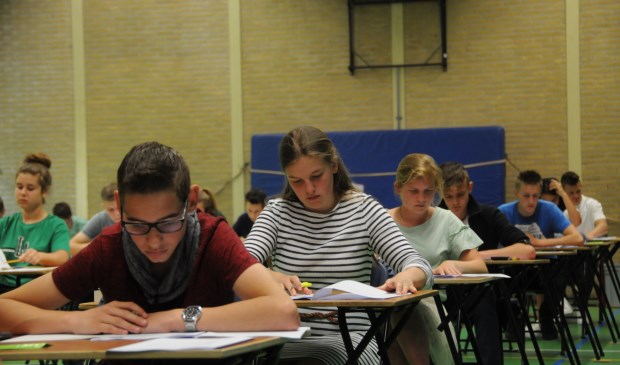 Leerlingen van het Calvijn College in Tholen doen examen wiskunde.