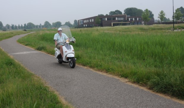 Waar nu een fietspad ligt en het gras hoog staat, komt een ‘keerlus’ voor auto’s met parkeervakken voor de brede school in Westerpoort.