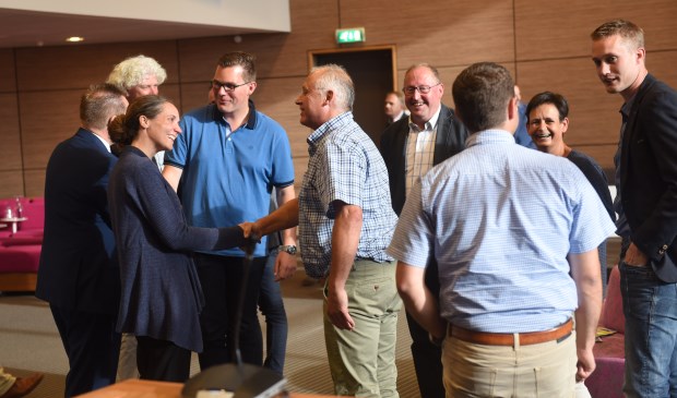 Voor de commissie samenleving moesten maar liefst zeven burgercommissieleden de eed of belofte afleggen. In blauwe polo Vincent Bosch (PVV). Hij kwam om te feliciteren.