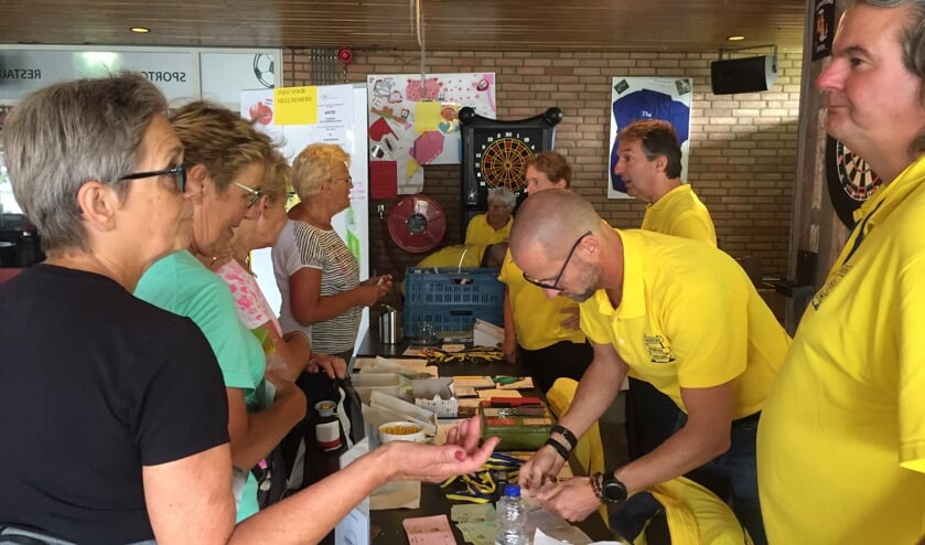 Een hele drukte bij het inschrijven voor de wandeltocht en fietstour.