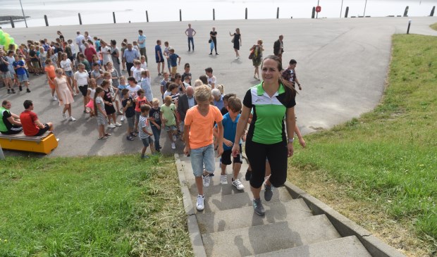Leerlingen van de twee scholen gezamenlijk openden vorige week twee wandelroutes in Sint Philipsland. Vooraan Roseline van den Heuvel. Ze woont in
Sint-Annaland, maar bekommert zich nog wel om haar geboortedorp.