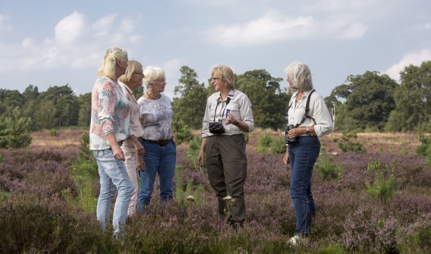 Vrijwillig boswachter in actie (foto Natuurmonumenten).