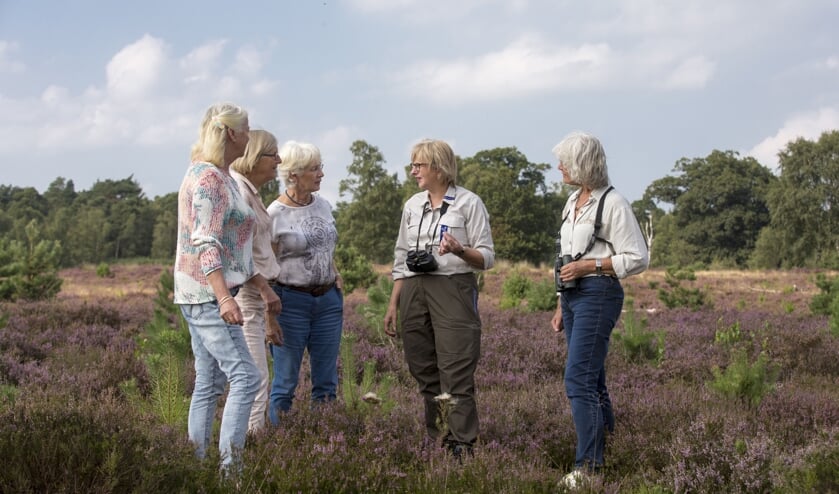 Vrijwillig boswachter in actie (foto Natuurmonumenten).