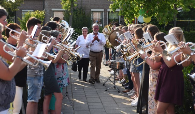 Koos en zijn vrouw werden met een muzikale erehaag onthaald.