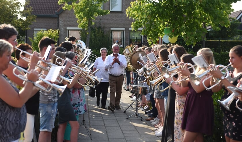 Koos en zijn vrouw werden met een muzikale erehaag onthaald.