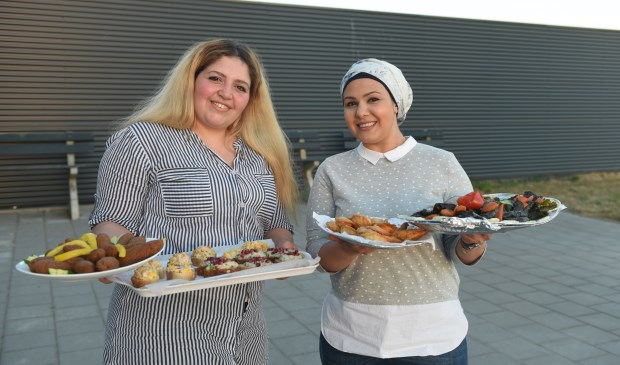 Nour Shhadeh uit Poortvliet (rechts) en de Vossemeerse Amani Alsayed verzorgden de hapjes bij de informatieavond.