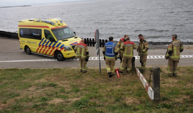 De brandweer haalt het paaltje weg voor de ambulance.