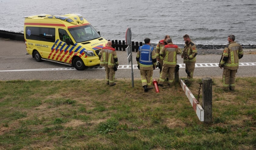 De brandweer haalt het paaltje weg voor de ambulance.