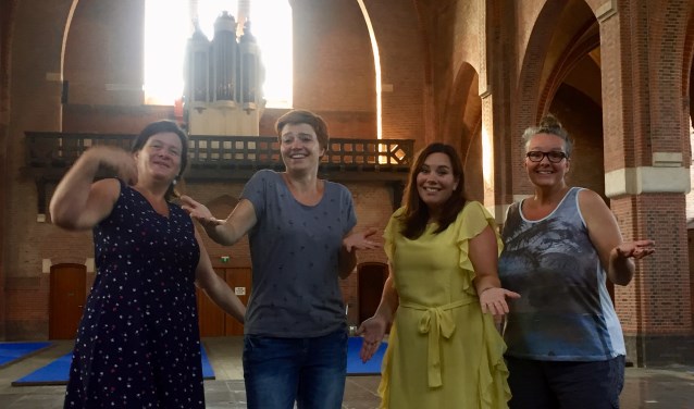 In de nog lege kerk gebaren v.l.n.r. Ingrid van Bezooijen, Esmeralda Bos, Kelly van Slobbe, Patricia Verhaaren van de Kindervakantieweek: ‘Er is hier nog niks. Maar allemaal komen, hoor’.