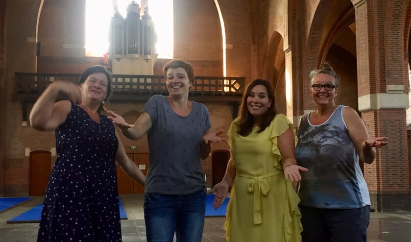 In de nog lege kerk gebaren v.l.n.r. Ingrid van Bezooijen, Esmeralda Bos, Kelly van Slobbe, Patricia Verhaaren van de Kindervakantieweek: ‘Er is hier nog niks. Maar allemaal komen, hoor’.