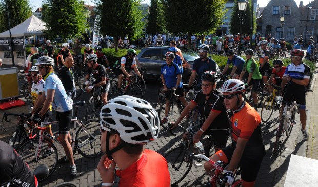 Drukte aan de start op de Markt in Sint-Maartensdijk
