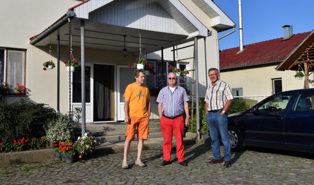 Tolk Jack de Keijzer, Hers van Schouwen en Pieter Bierens bij de directeurswoning van het weeshuis. (Foto Piet Pietjouw)