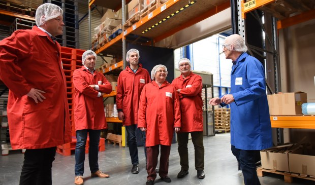 Directeur Peter Knipscheer leidt ondernemers rond. (v.l.n.r.) Johan Klaassens, Perry Boogaard van Skylinq, Arjen Zandijk, Paula en Jan Koedood.