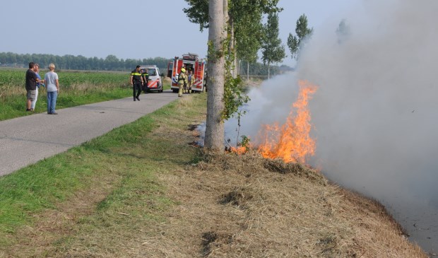De berm aan de Muiterijweg staat in brand.