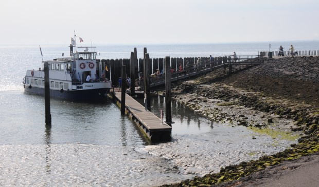 Inschepen op de Frisia bij Gorishoek met laag water.