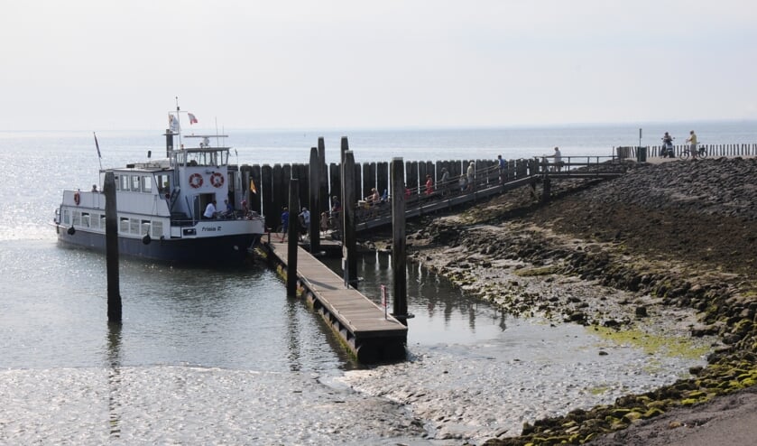 Inschepen op de Frisia bij Gorishoek met laag water.