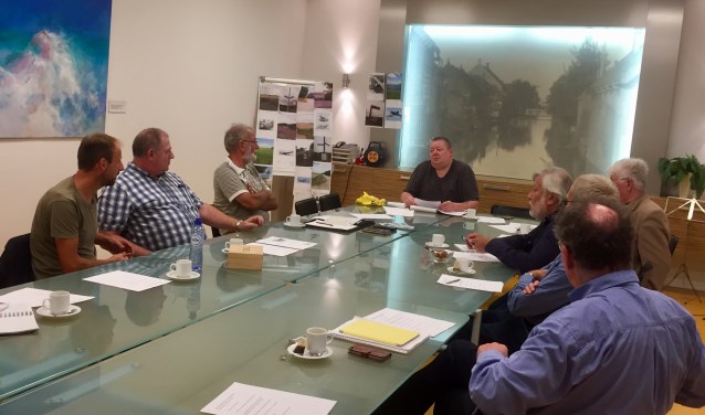 De Studiegroep WO2, een initiatief van Peter Kop die aan het hoofd van de tafel zit, richt zich op gecrashte vliegtuigen en de bemanningen.