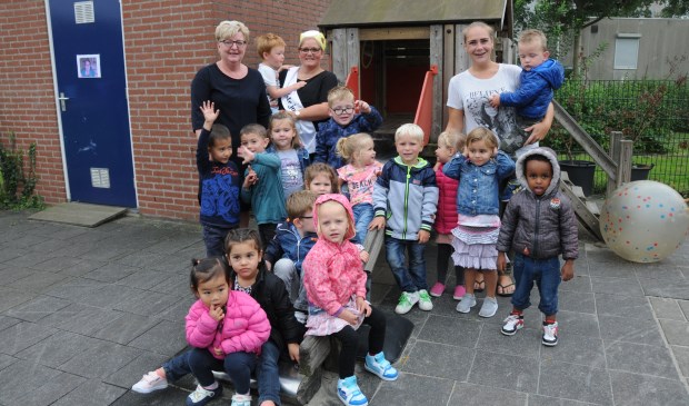 Patricia Geldhof (met sjerp) met de peuters van 't Hummeltje.